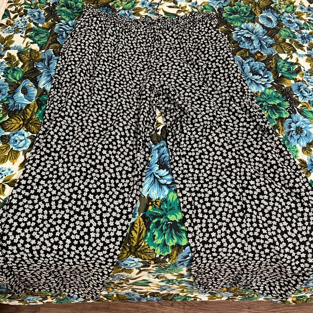 Kohls brand SO wide leg black floral pants. Has pockets. Size 2X